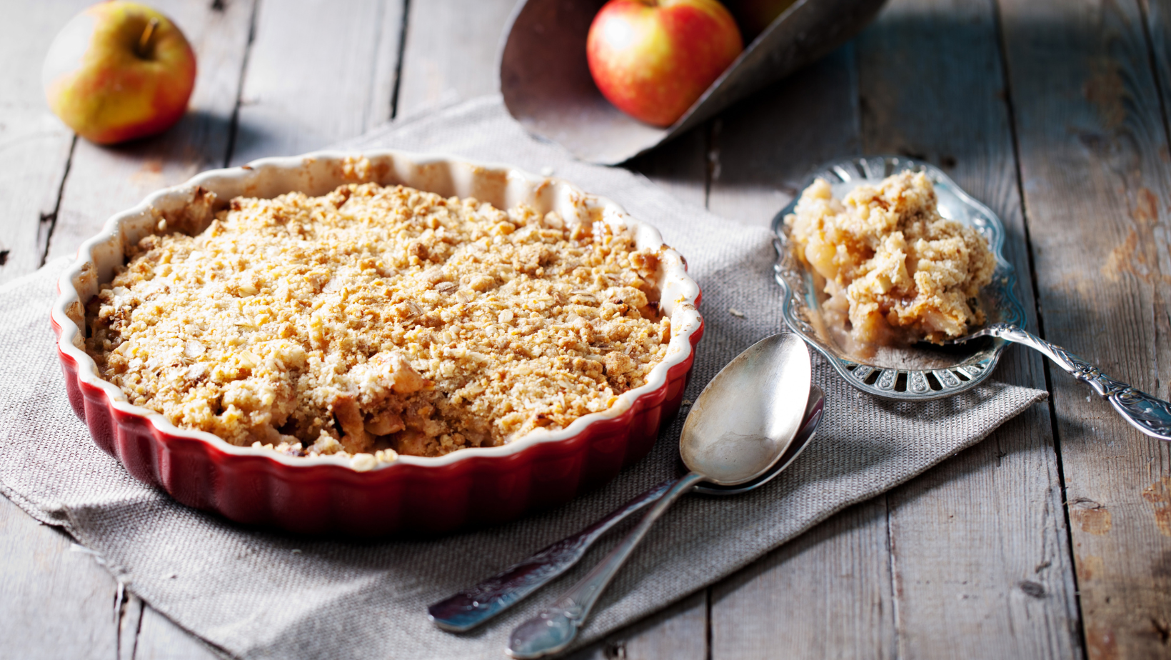 Apple crumble with fresh apples